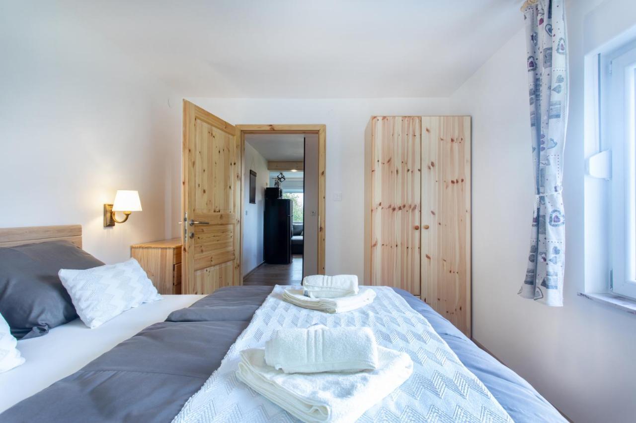 Honey Apartments Zirovnica Esterno foto